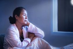 Nguyên nhân người cao tuổi thường xuyên mất ngủ