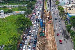 Kẹt xe triền miên ở đường Nguyễn Hữu Cảnh vì lô cốt
