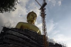 Tượng Phật khổng lồ cao bằng tòa nhà 20 tầng ở Thái Lan