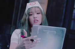 Jennie bị ném đá vì mặc đồ y tá gợi cảm