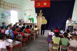 Lớp học nương nhờ hội trường thôn