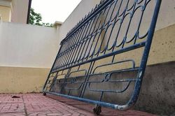 Sập cổng trường, một học sinh lớp 3 bị thương