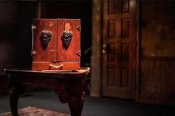 Kỳ bí chiếc hộp của cụ bà Do Thái luôn 'gây họa' cho mọi người
