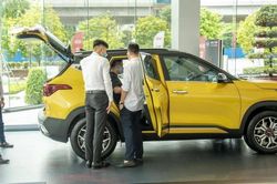 Vì sao giá ô tô tại Việt Nam cao gấp đôi Thái Lan?