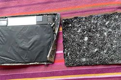 Bị vỡ nát sau va chạm, iPad mini vẫn có thể gửi tín hiệu 'cầu cứu' đến chủ nhân