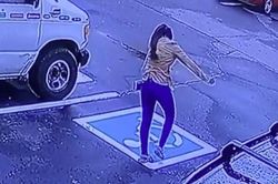 Cô gái nhảy nhót ăn mừng vì trúng tuyển nhưng bị sếp bắt gặp và cái kết
