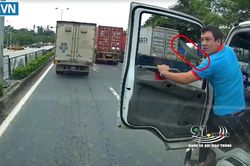 Clip: Bị bấm còi nhắc nhở, tài xế xe bồn rút dao hăm dọa tài xế container khiến cư dân mạng lắc đầu ngán ngẩm