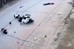 Clip: 2 nam sinh đầu trần, phóng xe máy tông văng 2 em nhỏ đạp xe sang đường