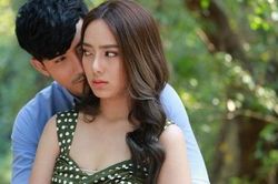 Mở tủ đầu giường tìm thuốc cho người yêu, em hốt hoảng đỏ bừng mặt khi thấy thứ anh giấu bên trong