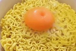 Mỳ tôm - Cứu tinh cho những chiếc bụng cứ xế chiều là biểu tình và cách úp mỳ nhanh gọn mà 'sang chảnh' như ngoài quán