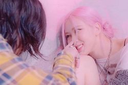 Diễn cảnh tình cảm quá ngọt trong Lovesick Girls, Rosé bị nghi hẹn hò với mỹ nam YG Ent