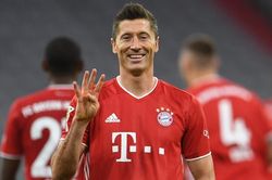Lewandowski lập 'poker' giải cứu Bayern Munich