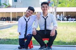 Đôi bạn cõng nhau 10 năm cùng đỗ đại học