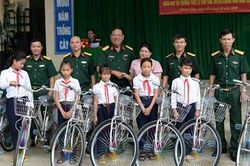 Khánh Hòa: Trao tặng 20 chiếc xe đạp cho học sinh nghèo vượt khó