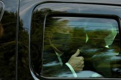 Ông Trump bị chỉ trích vì 'vi hành' giữa lúc đang điều trị COVID-19
