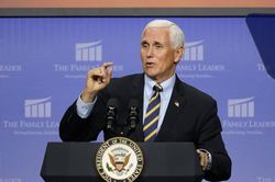 Ông Trump mắc COVID-19, cơ hội để phó tổng thống tỏa sáng