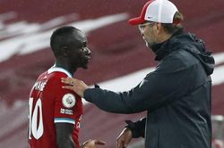 Klopp lo Covid-19 hại Liverpool, Lukaku nhắn MU tỉnh táo