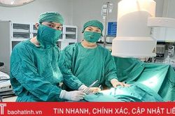 Phẫu thuật lấy mảnh kim loại đâm xuyên khớp háng cho bệnh nhân ở Thạch Hà