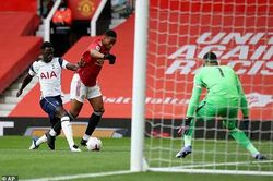 Martial: Cơn ác mộng lớn hơn phía sau chiếc thẻ đỏ