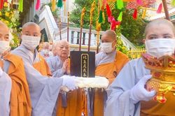 Đại giới đàn Huệ Hưng PL.2564 : Chư Ni cung thỉnh Giới bổn về chùa Thanh Tâm