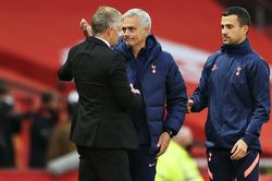 HLV Jose Mourinho: 'Man Utd đừng khóc lóc đổ lỗi cho VAR'