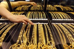 Sức khỏe của ông Trump tác động đến giá vàng và đồng USD như thế nào