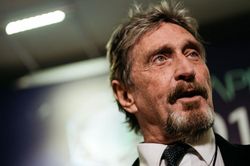 Huyền thoại John McAfee bị bắt