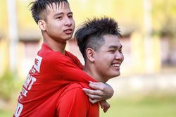 ĐH Y Dược Thái Bình miễn học phí cho nam sinh 10 năm cõng bạn