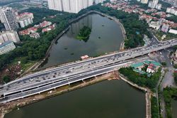Cận cảnh cầu vượt thấp hồ Linh Đàm