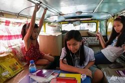 Đối mặt với dịch Covid-19 không thuyên giảm, Philippines bắt đầu cho HS học từ xa