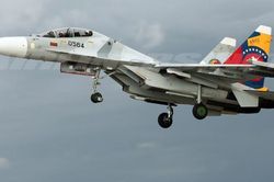 Máy bay Su-30 của Venezuela ngăn chặn tàu chiến Mỹ bắt tàu chở dầu Iran