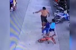 Con nhỏ bị đẩy ngã, hành động bênh con của ông bố khiến dân mạng chỉ trích