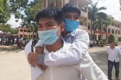 Nam sinh cõng bạn đi học 10 năm được miễn học phí nếu vào Trường Đại học Y Thái Bình