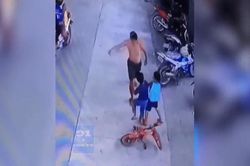 Clip: Thấy con bị đẩy ngã khi đang đi xe đạp, ông bố bất ngờ đấm thẳng đầu cậu bạn dằn mặt gây tranh cãi