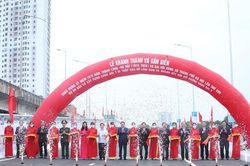 Cận cảnh cầu vượt hồ Linh Đàm chính thức được thông xe, nhiều người Hà Nội thích thú khi đi qua