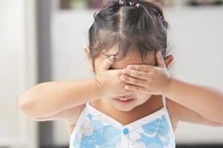 Gặp người lạ, con co rúm lại đầy sợ sệt