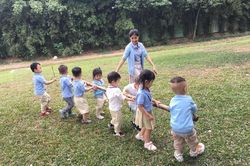 Dạy con sống hồn nhiên, trong trẻo, không ghen tị với người khác
