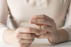 'Đứt từng khúc ruột' khi biết con đang mang thai muốn ly dị chồng