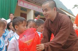 Tặng quà và học bổng học sinh