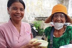 Phát cơm miễn phí cho bệnh nhân nghèo