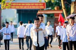 Đại học Y dược Thái Bình miễn học phí cho cậu học trò 10 năm cõng bạn đến trường