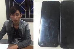 Đến nhà bạn chơi, 'xơi' 2 điện thoại
