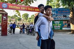 Thí sinh 10 năm cõng bạn đến trường không muốn nhận đặc cách đỗ Đại học Y Hà Nội