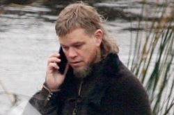 Hình ảnh Matt Damon nghe điện thoại giữa bối cảnh phim cổ trang
