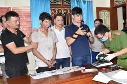 Tài xế vận chuyển ma túy cố thủ trên ôtô