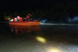 Ba người bị lũ cuốn