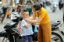 Người Hà Nội chủ động trước gió lạnh đầu mùa