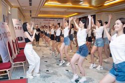 Hậu trường tập luyện của thí sinh Hoa hậu Việt Nam trước bán kết