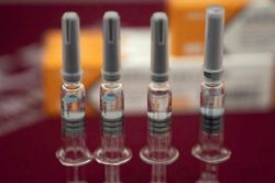 Nga tin tưởng sẽ có vaccine thứ 3 ngừa Covid-19; WHO hy vọng 'cuối năm nay'