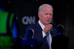 Ông Biden: Không nên tiếp tục tranh luận nếu ông Trump chưa khỏi hẳn COVID-19